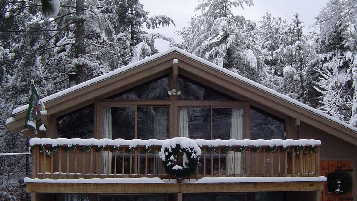 North Conway Ski Chalet | PERFECT LOCATION ! ONE MILE FROM NORTH CONWAY WITH A SECLUDED FEEL !
