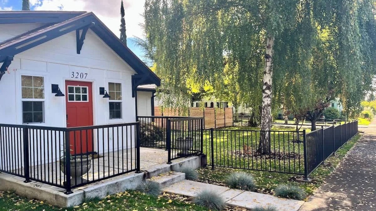 Downtown Vancouver House | Perfect Location | Walking to Dining & Shops