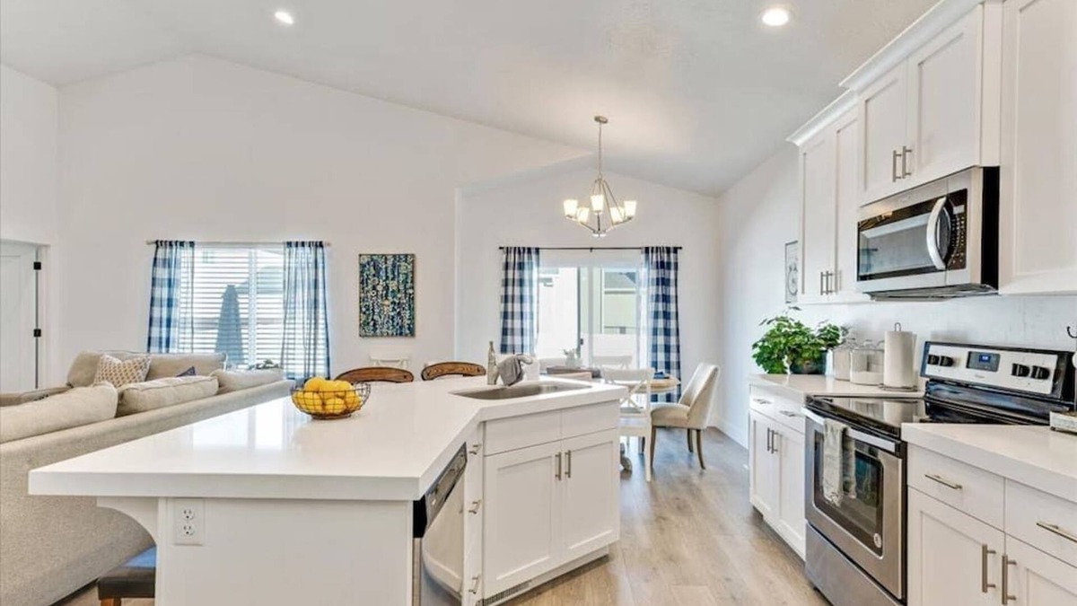 Vineyard House | Perfect Long Term Stay Home - Pets Welcome!