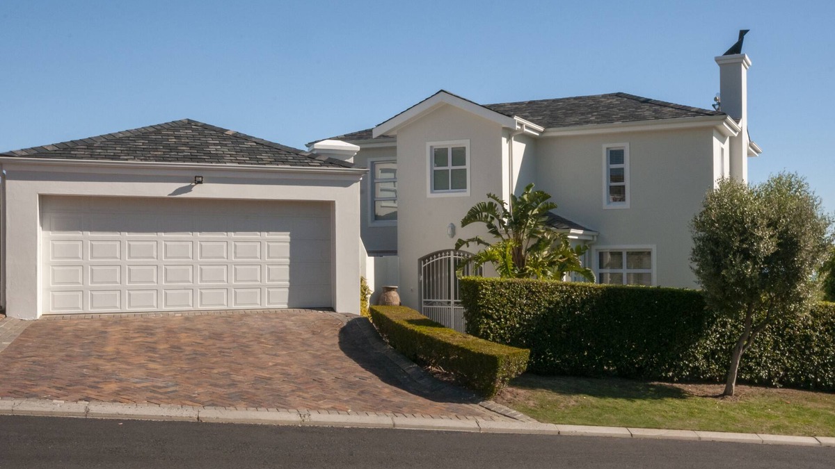 Raithby Villa | Perfect Luxury 5 Double Bedroom Villa in Secure Luxury Bel'Aire Winelands Estate