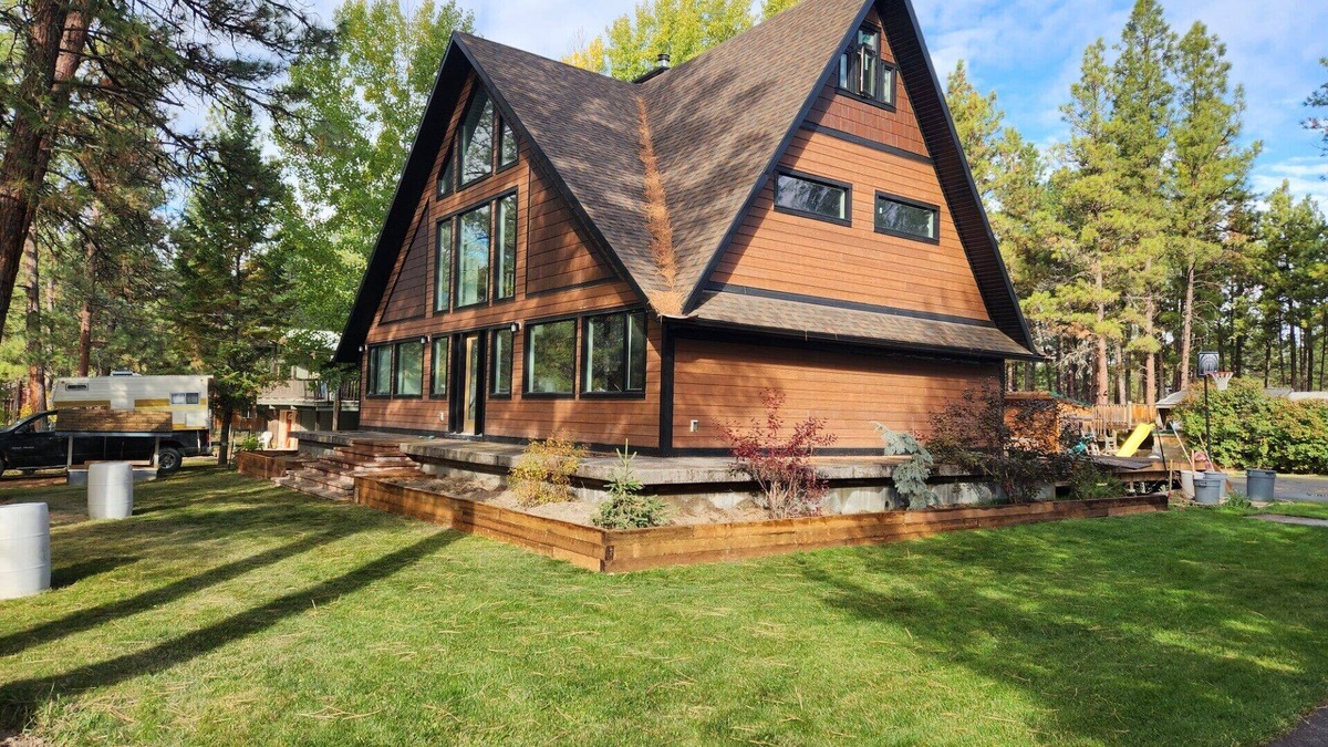East Kootenay Cottage | Perfect Mountain Getaway