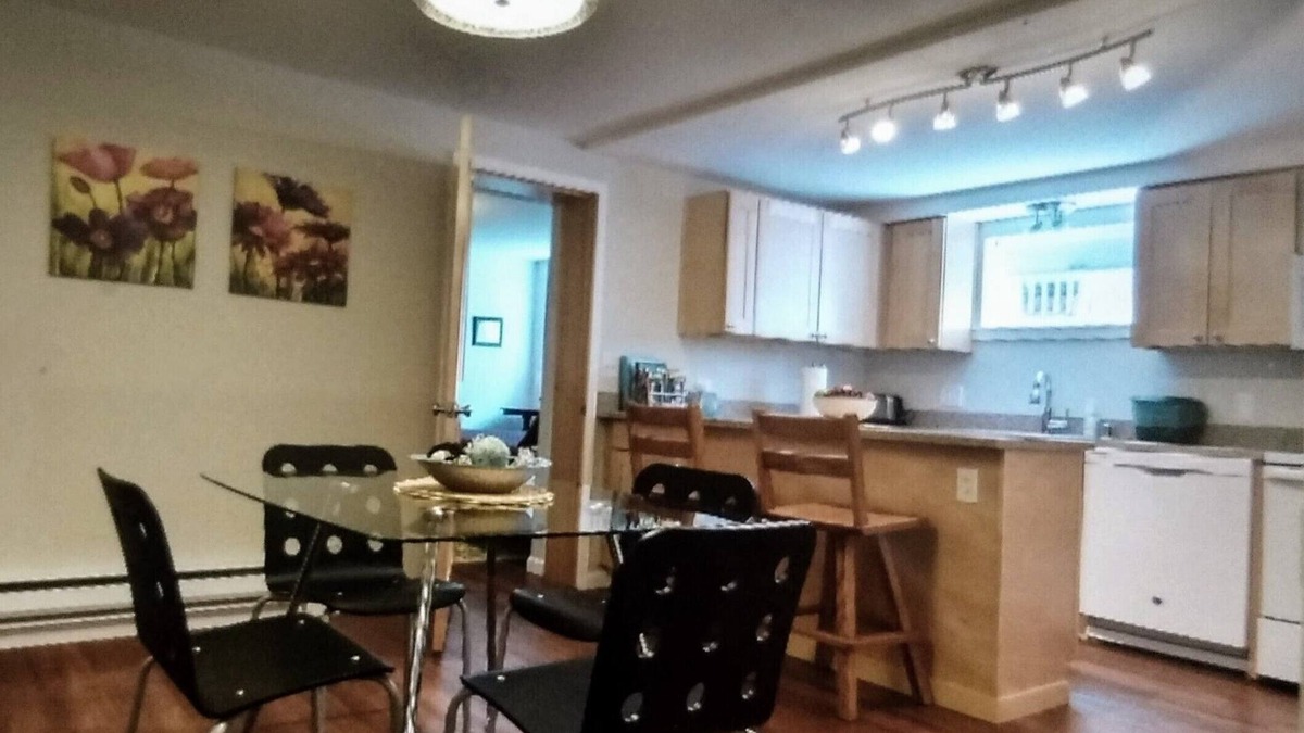 Victory Heights House | Perfect N. Seattle location, 2 bdrm, modern, clean, spacious, parking onsite
