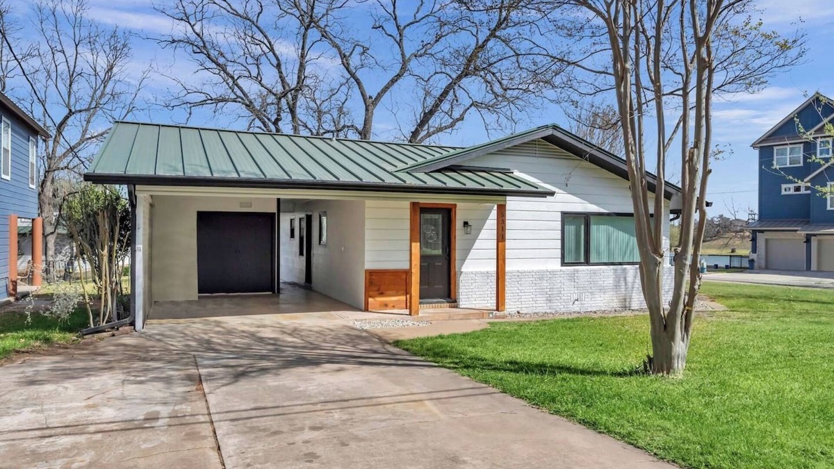 Kingsland House | Perfect Pair-Lakehouse on LBJ!