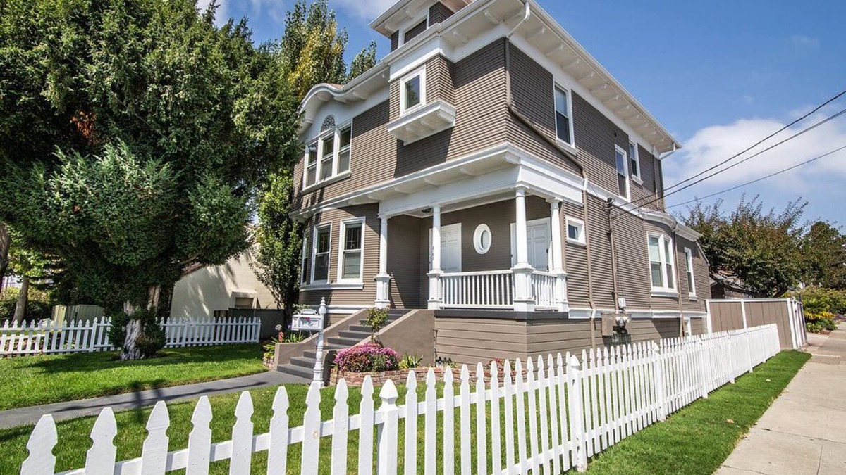 Alameda Apartment | Perfect Place in Alameda- Entire Upper Unit