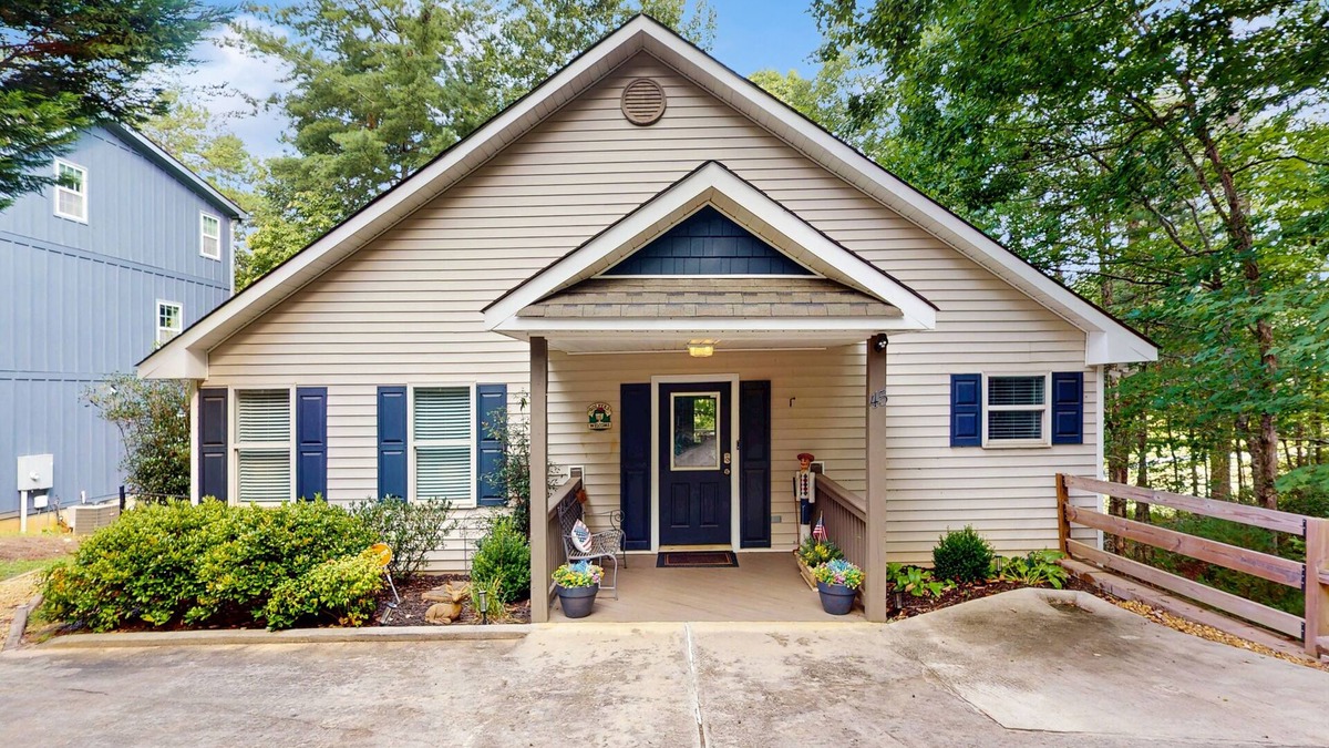 Helen House | Perfect private getaway, gated golf resort, New Hot Tub -close to Downtown Helen