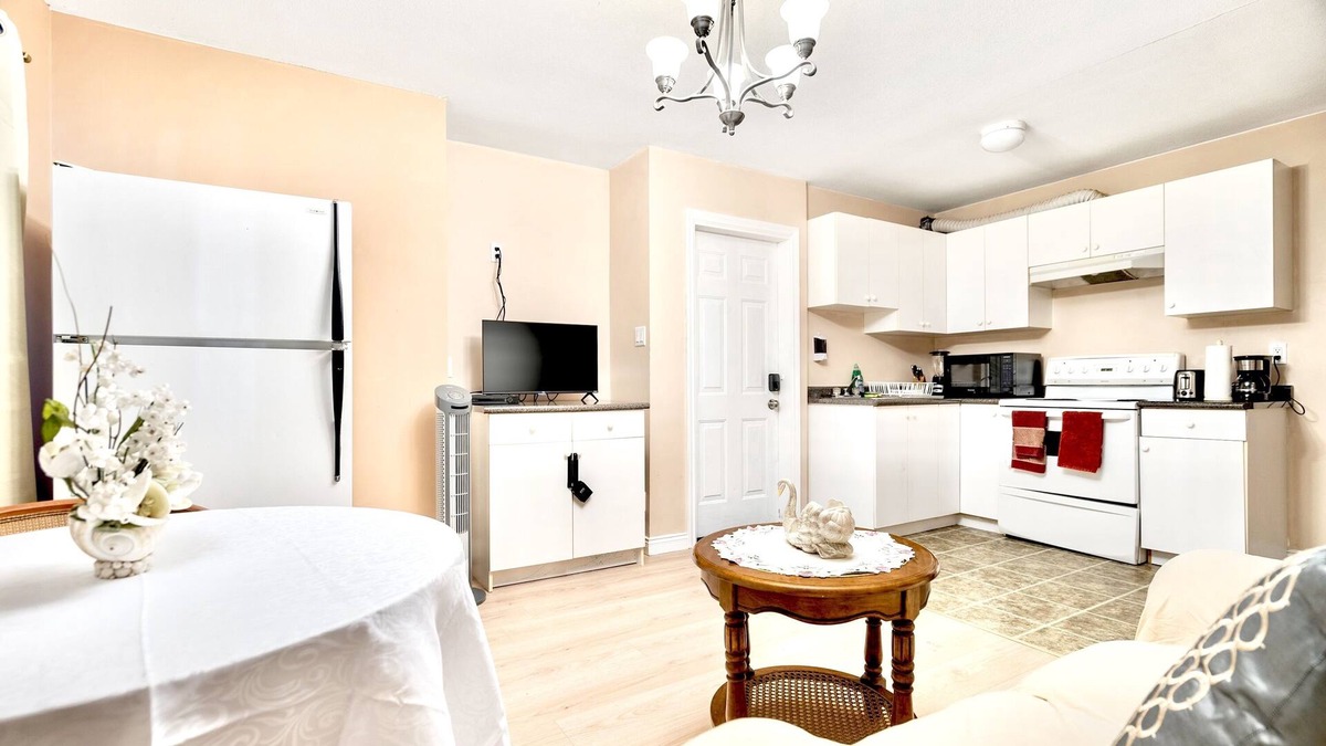 South Newton Apartment | Perfect Private Guest Retreat Near Downtown Surrey