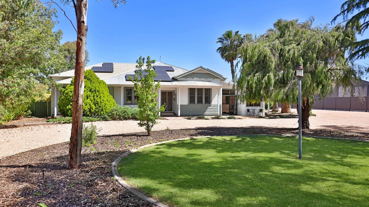 Nichols Point House | Perfect, quiet location, walking distance to Billabong, 8 Minute drive to town.