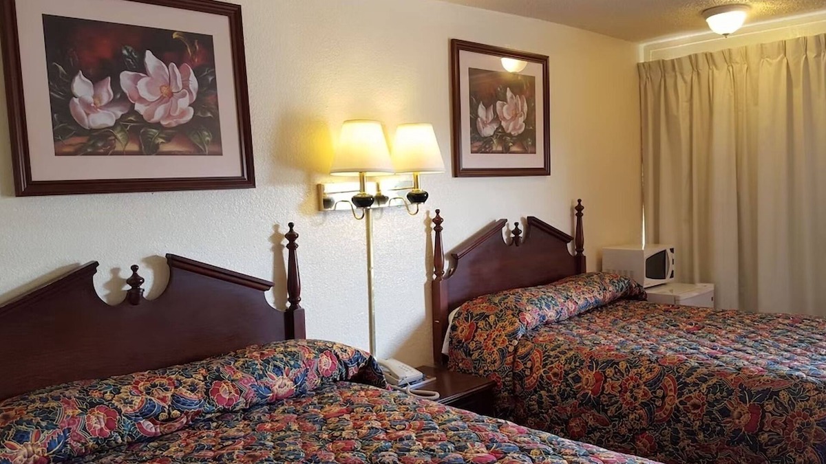 Grissom - Highland Hotel | Perfect Retreat Close to Virginia Tech Campus with Parking