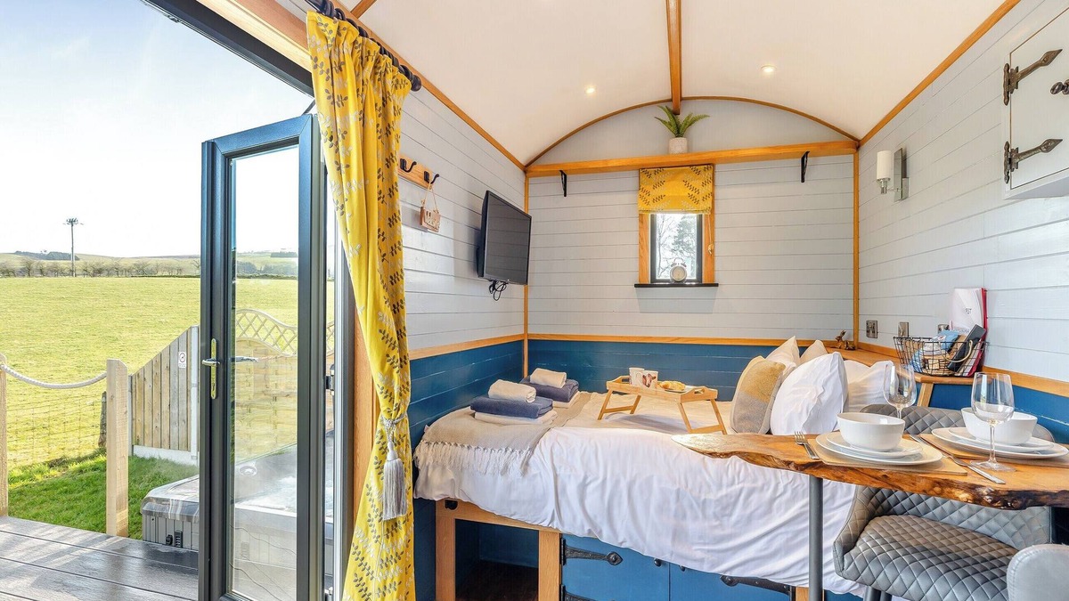 St Harmon Cottage | Perfect romantic break away in mid wales with private hot tub.