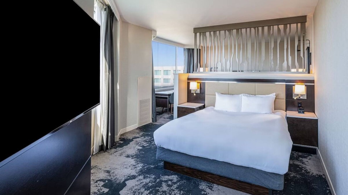 Redwood Shores Hotel | Perfect Spot for Unwinding! Pet-friendly Property w/Onsite Pool