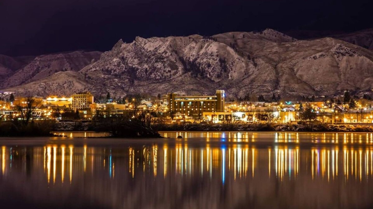 Wenatchee Hotel | Perfect Spot To Relax! 2 Convenient Room w/Large Window, Free Parking, Pool