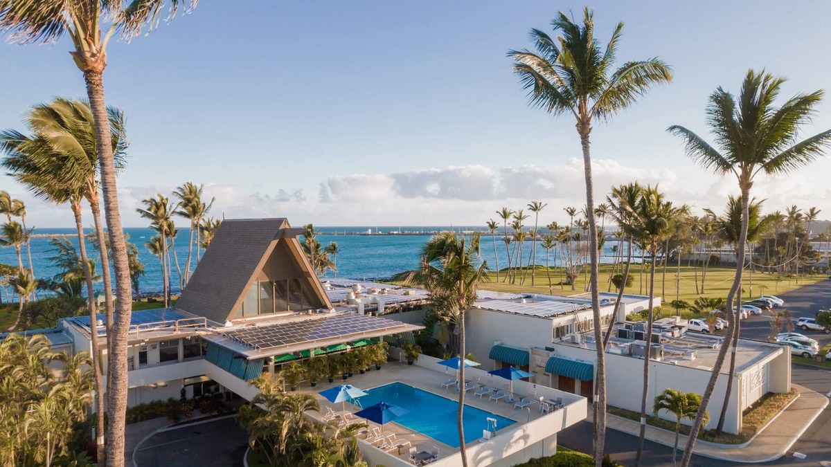 Kahului Hotel | Perfect stay in Maui! Serene Beachside Room Perfect for Couple Getaways