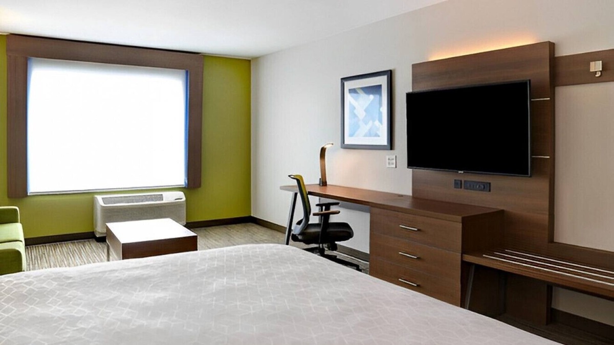 Ottawa House | Perfect Suite for Leisurely Getaway! Pool, Gym