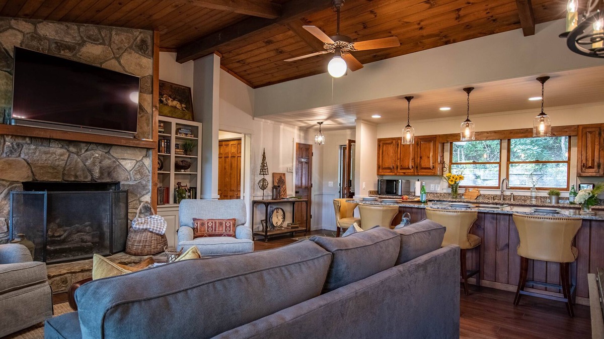 Highlands House | Perfect Upscale 2/2 Indoor/Outdoor Living 4100 elv. 0.8 mi to Main St. New HVAC