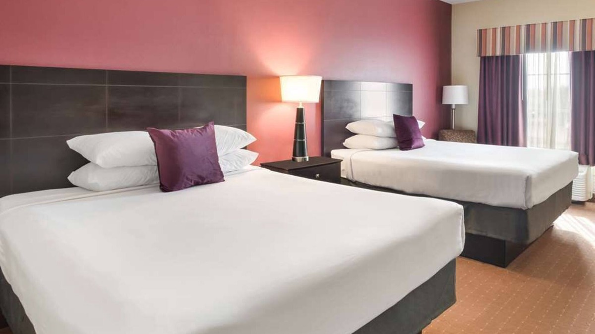 Saint Landry Hotel | Perfect Vacation Choice in Bunkie! With Outdoor Pool, Free Breakfast!