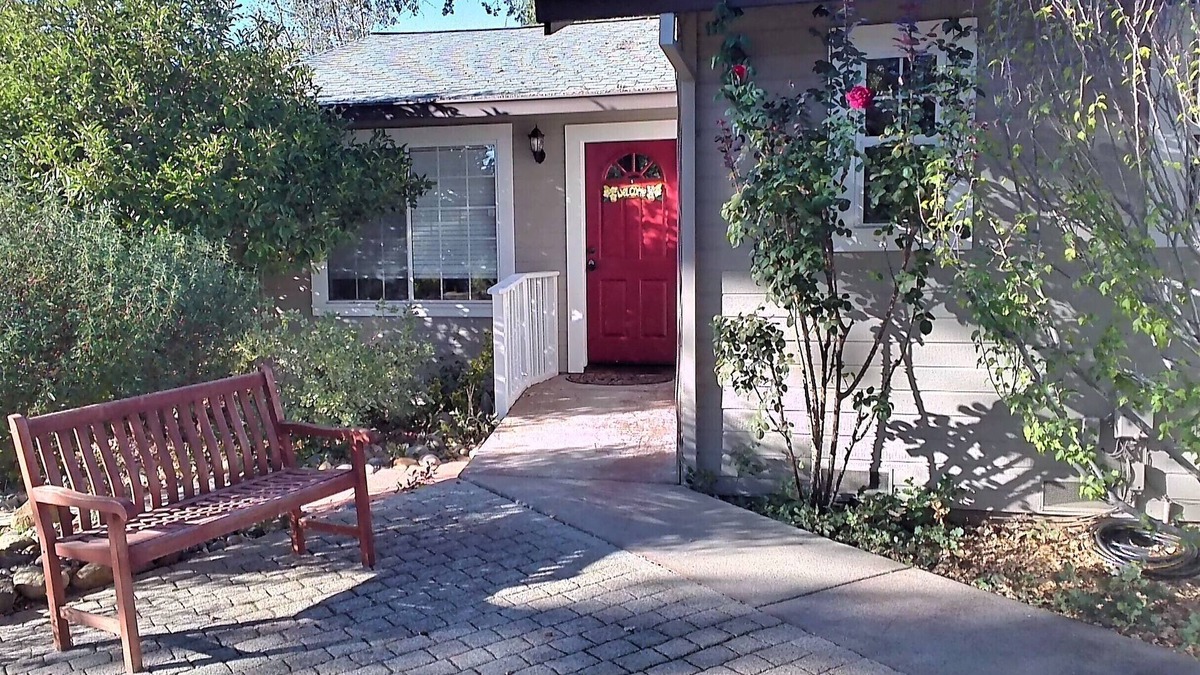 Murphys Condo | *Perfect Walking Distance Location To Downtown Murphy's*