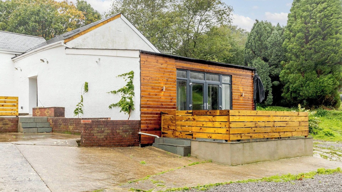 Neath Cottage | Perfect Welsh Long Barn, ideal for families and friends alike.