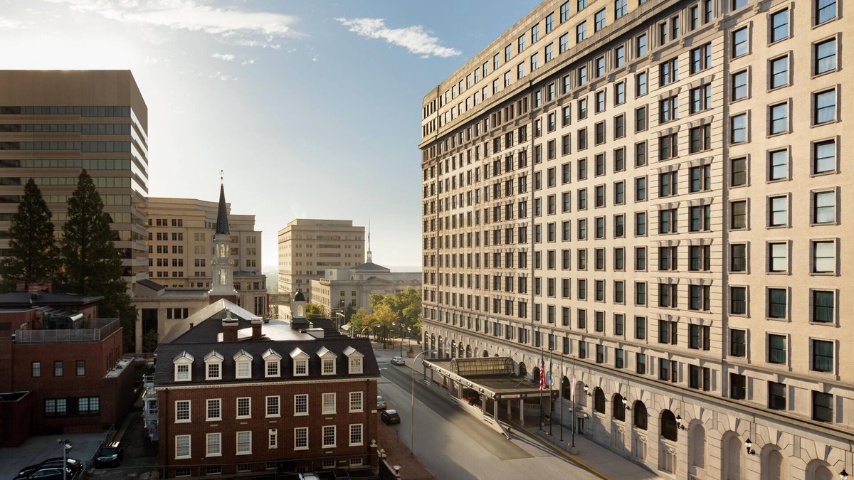 Downtown Wilmington Hotel | Perfect Wilmington Location in Landmark Hotel -Spacious Bathroom -Free WiFi