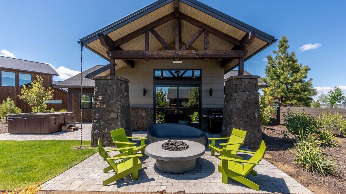 Bend House | PERFECT WINTER GETAWAY! Heated Pool, Shuttle to Skiing and Downtown, Hot Tub.