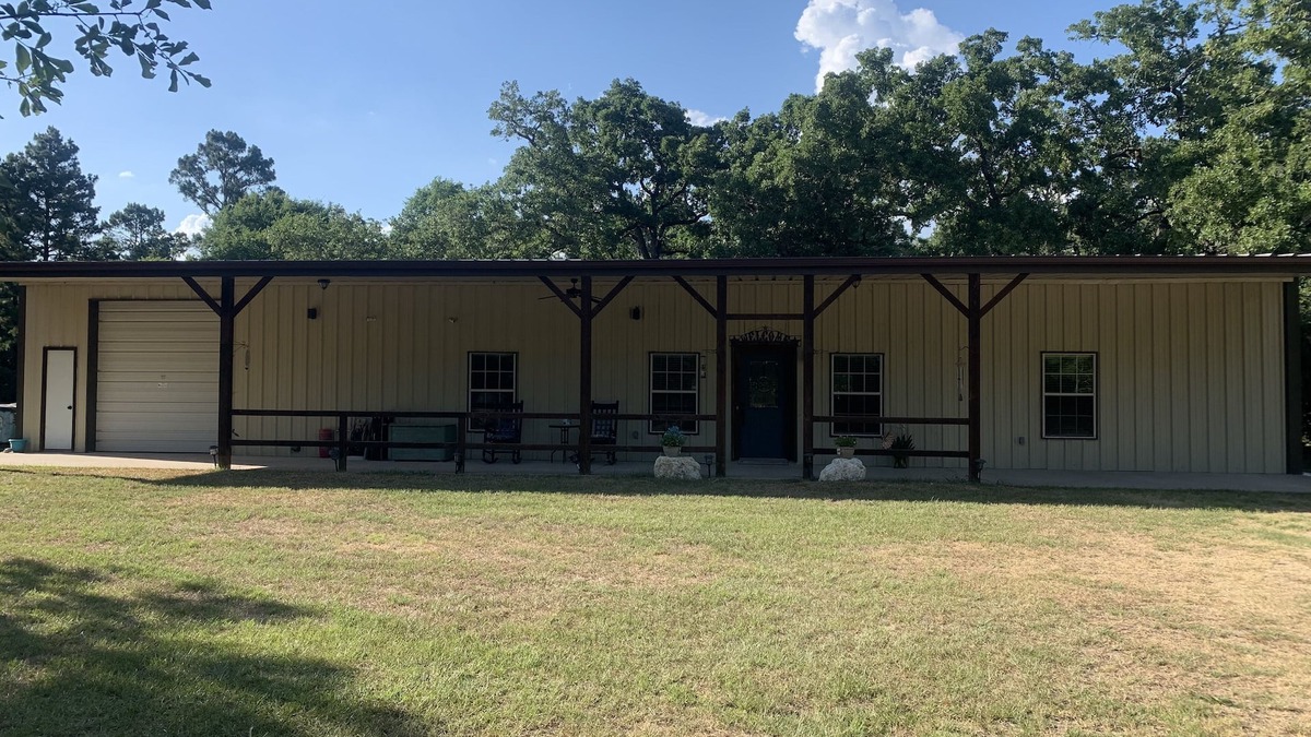 Grimes County House | PERFECTLY CUTE COUNTRY BARDOMINIUM ON 11 ACRES