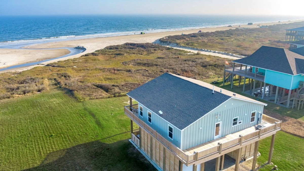 Crystal Beach House | PERFECTLY HAPPY - Amazing 4 bedroom beachfront, cargo lift, dog friendly.