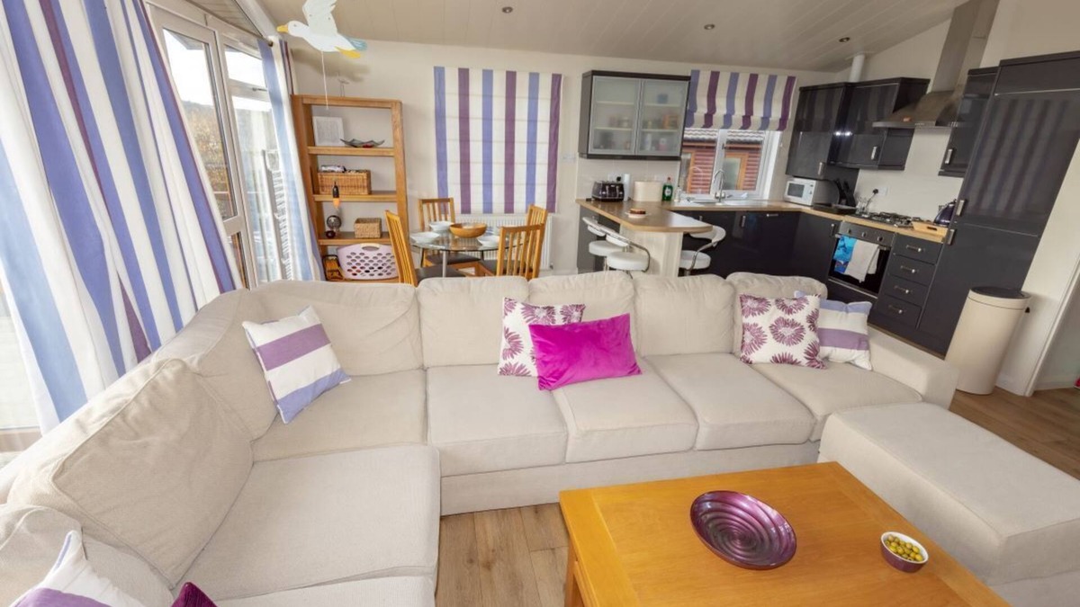 Newton Ferrers Cabin | Perfectly located 3 bedroom lodge in Newton Ferrers