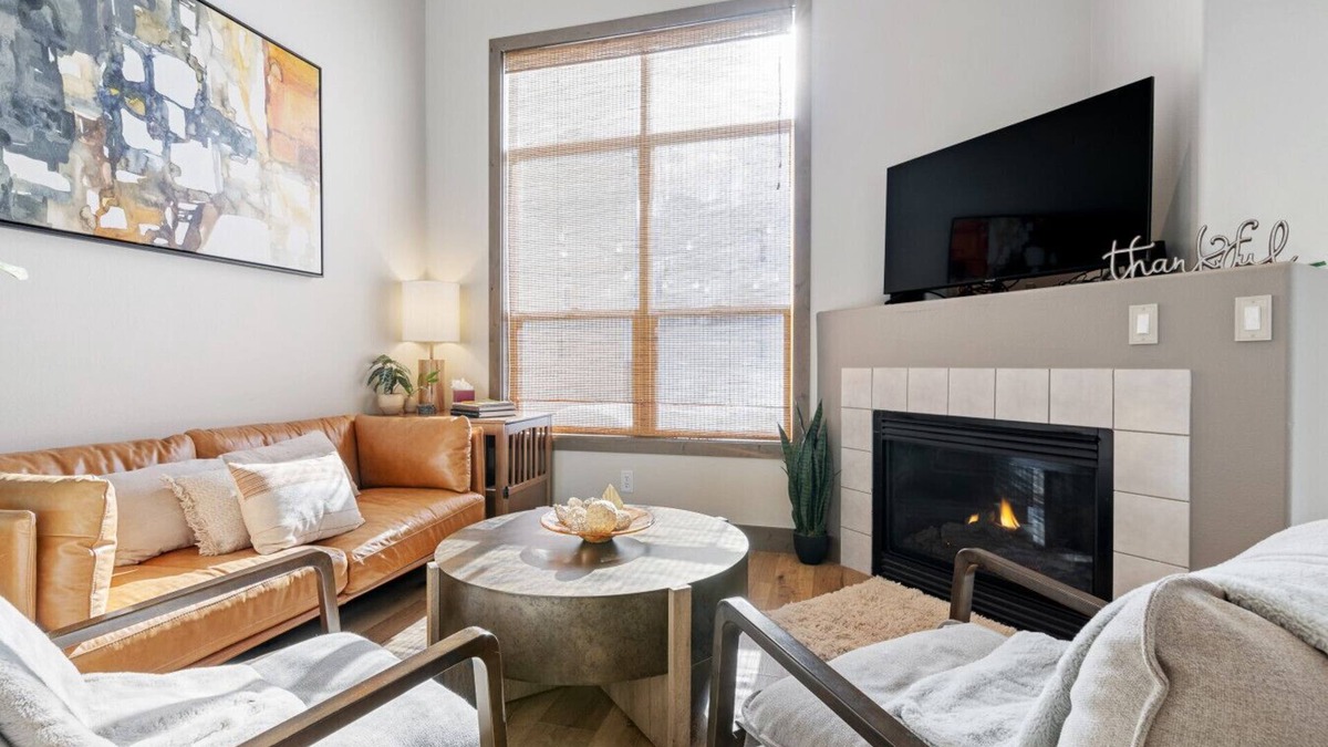 Edwards House | Perfectly Located 3 Bed 3.5 Bath Beautiful Townhome