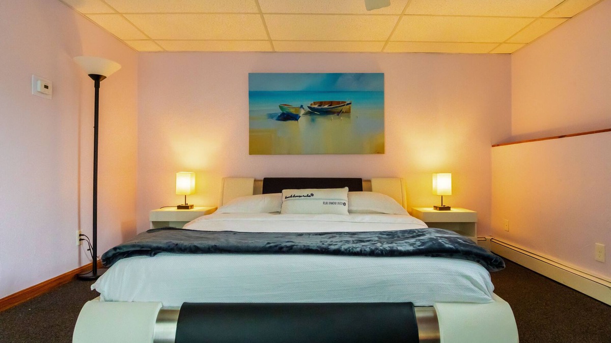 Westwood Apartment | Perfectly Located & Comfy Suite - Summer's Best !