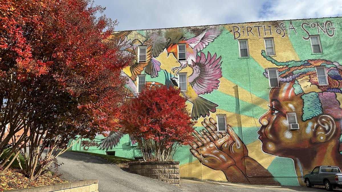 Morgantown Apartment | Perfectly Located Downtown Suite- 3 Queen Beds - Close to WVU