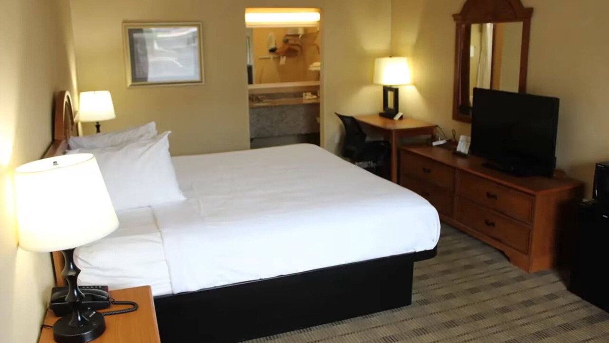 Lynchburg Hotel | Perfectly Located Room for Exploring Lynchburg’s Scenic Trails
