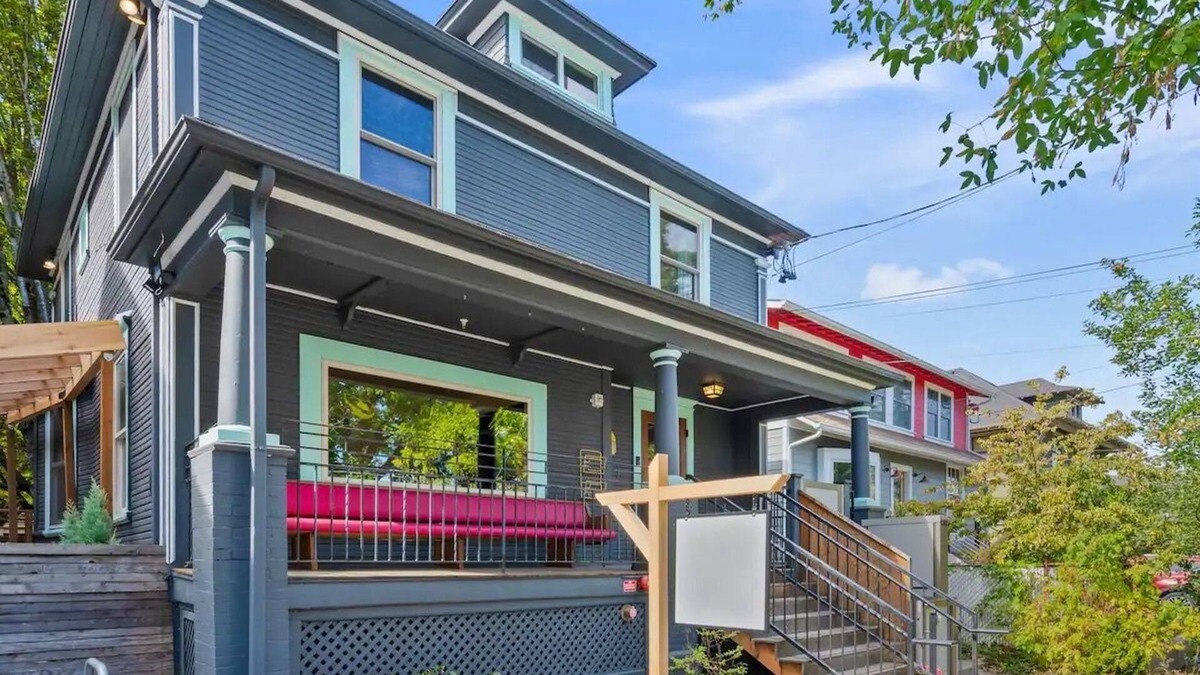 Buckman Neighborhood Bed & Breakfast | Perfectly Portland: Zissou's Room at Hi Buddy in PDX's Coolest Neighborhood