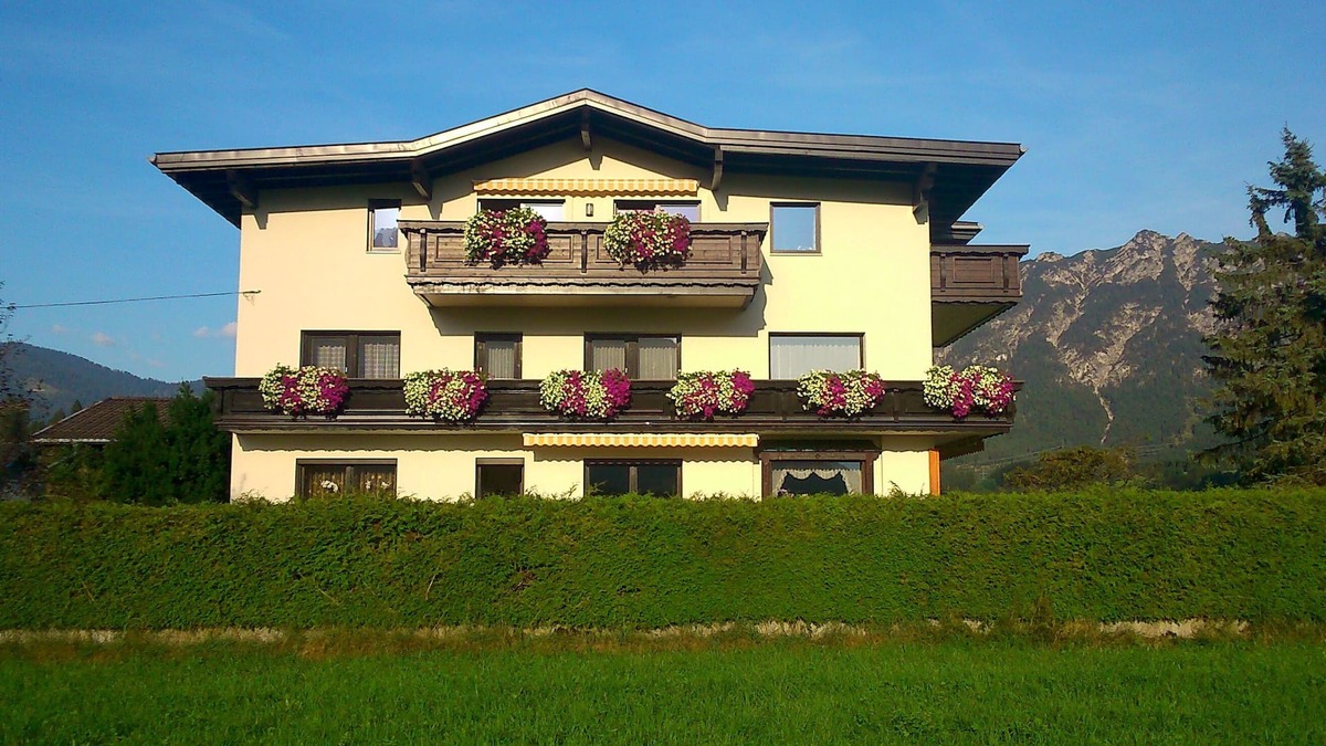 Ehenbichl Apartment | Perfectly quiet but central location, spacious apartment for families or groups!