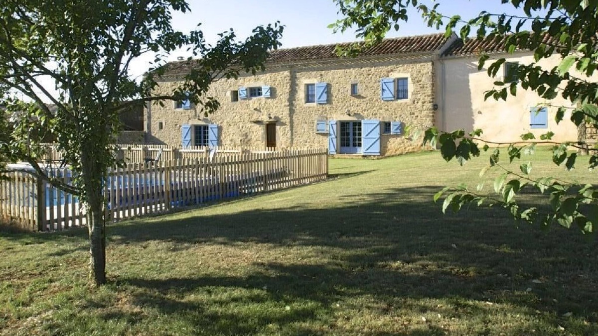 Villeneuve d'Aveyron House | Period Farmhouse, sleeps 12, large 12m x 6m pool, barn, big garden, courtyard