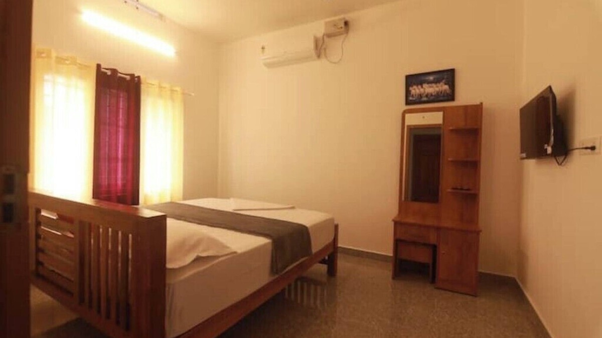 Kumily Apartment | Periyar Homes Deluxe Room 102