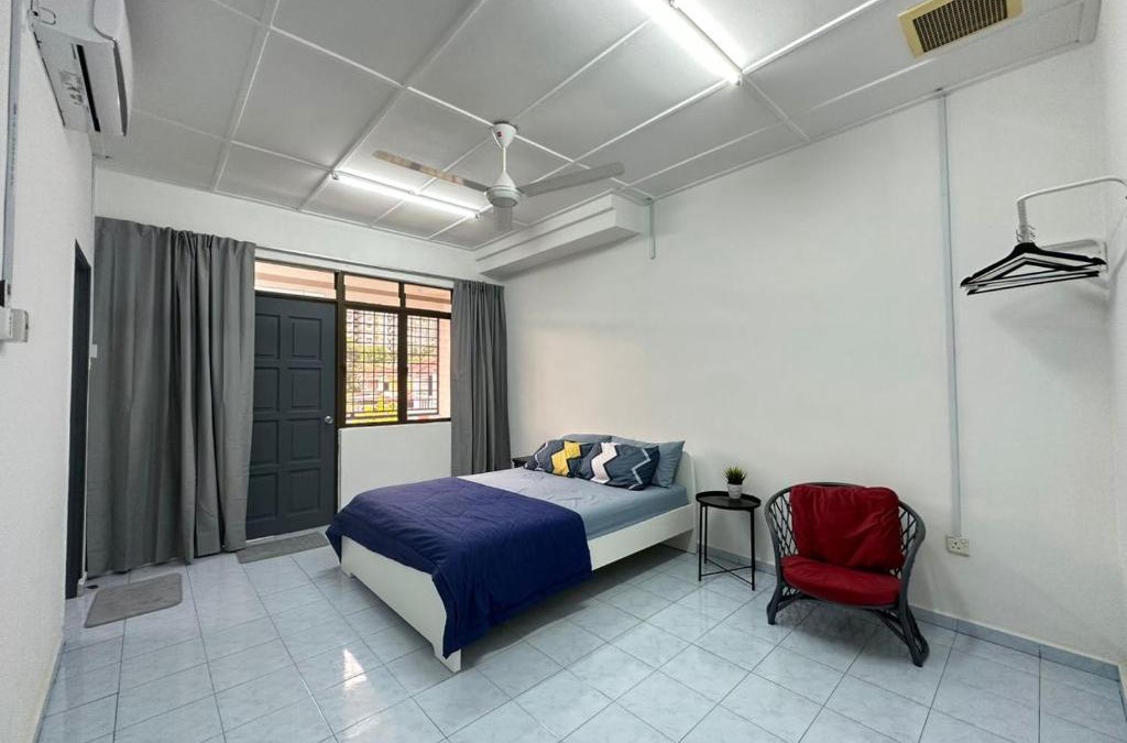 Bandar Baru Permas Jaya House | Permas Double Storey 8 Pax WiFi Netflix