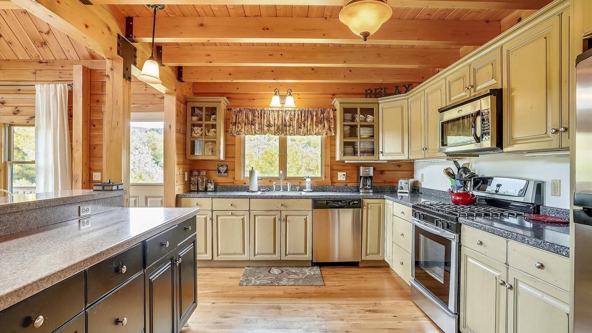Waterbury House | Perry Hill Escape: 3 br log cabin, wood fireplace, sauna, deck!