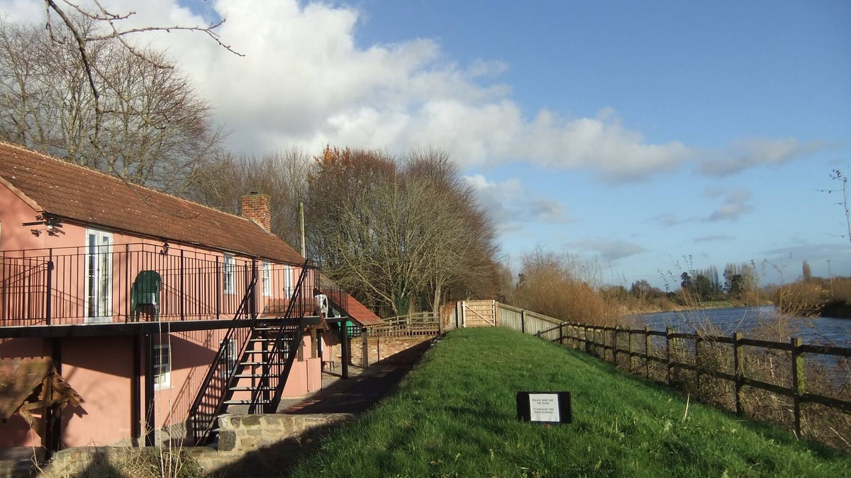 Gloucester House | Pershbrook Cottage & Garden on the River Severn.