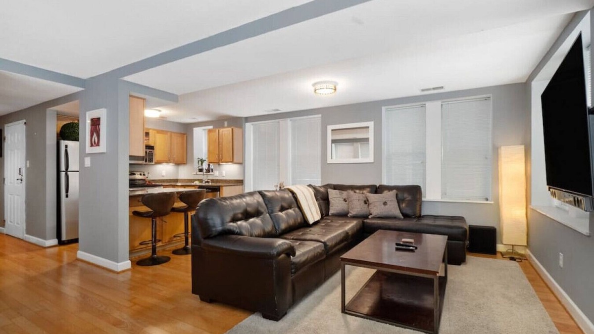 DeBaliviere Place Condo | Pershing · Forest Park Condo- Gated Parking, Walk to CWE