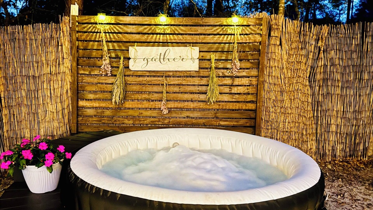 DeLand House | Personal Campsite: AC, inflatable Hot Tub, WiFi, Fire Pit, Outdoor Shower & BBQ