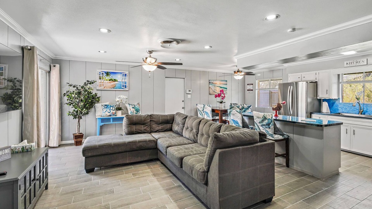South Side House | Pet&Family-Friendly | Newly Remodeled 4BR/2BA house | @Downtown& 8 mins to beach
