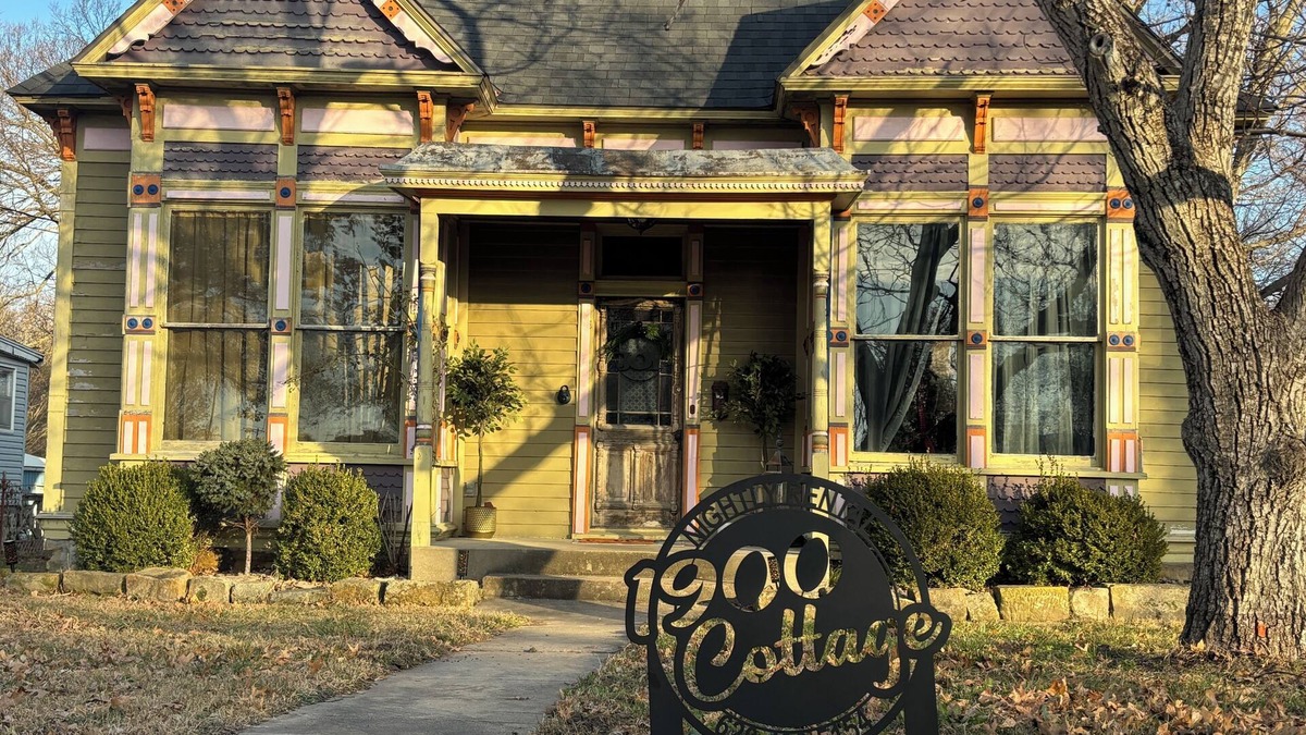 Yates Center Cottage | Pet & Family Friendly Cottage w/Nature Views in Yates Center - Fire Pit & Grill