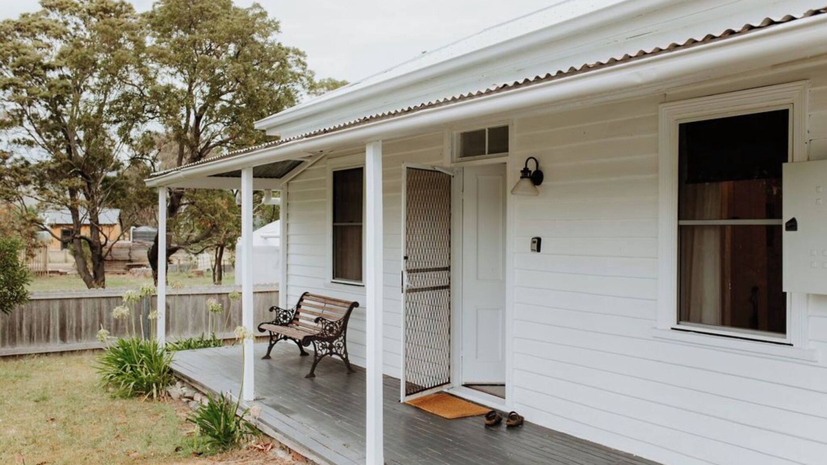 Falmouth Cottage | Pet & Family Friendly cottage by the sea, 2 acres, Falmouth East Coast Tasmania