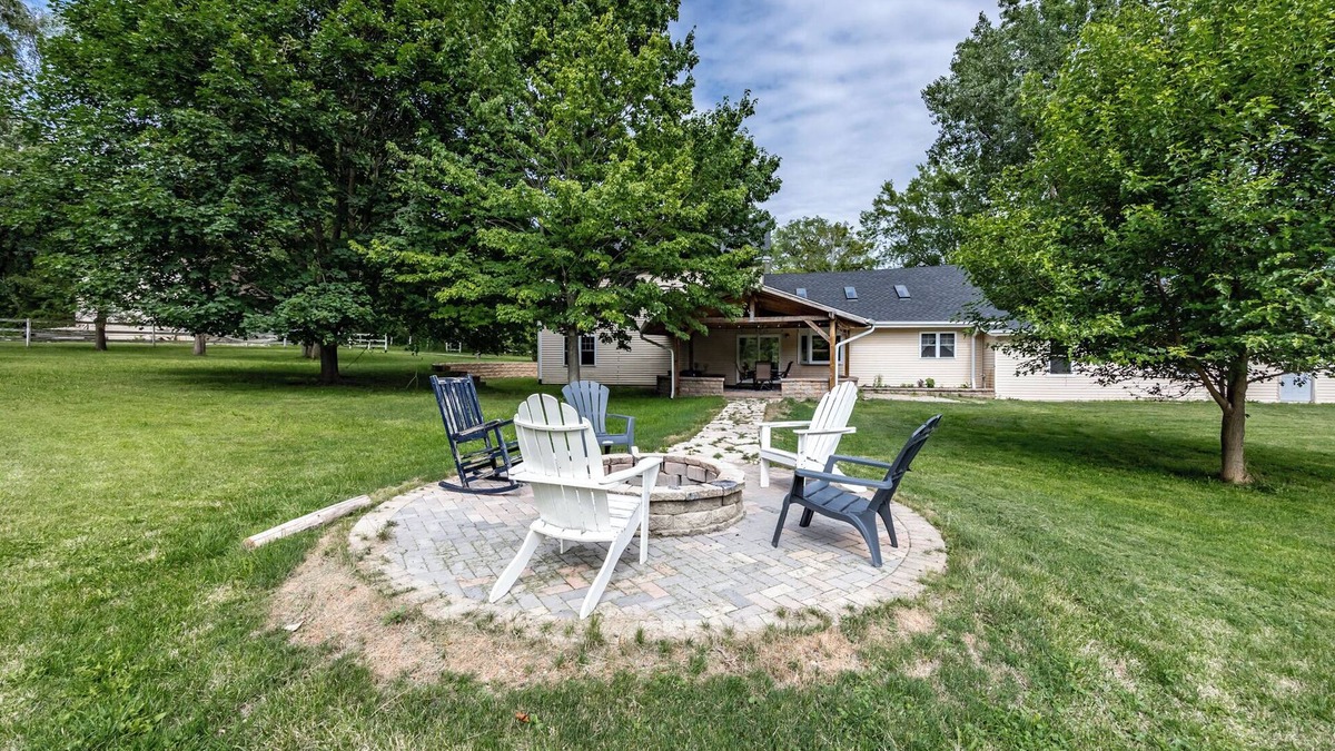 Hoffman Estates Other | Pet/Family Friendly Farmhouse: Sleeps 10, Firepit, 1 Hour from CHI