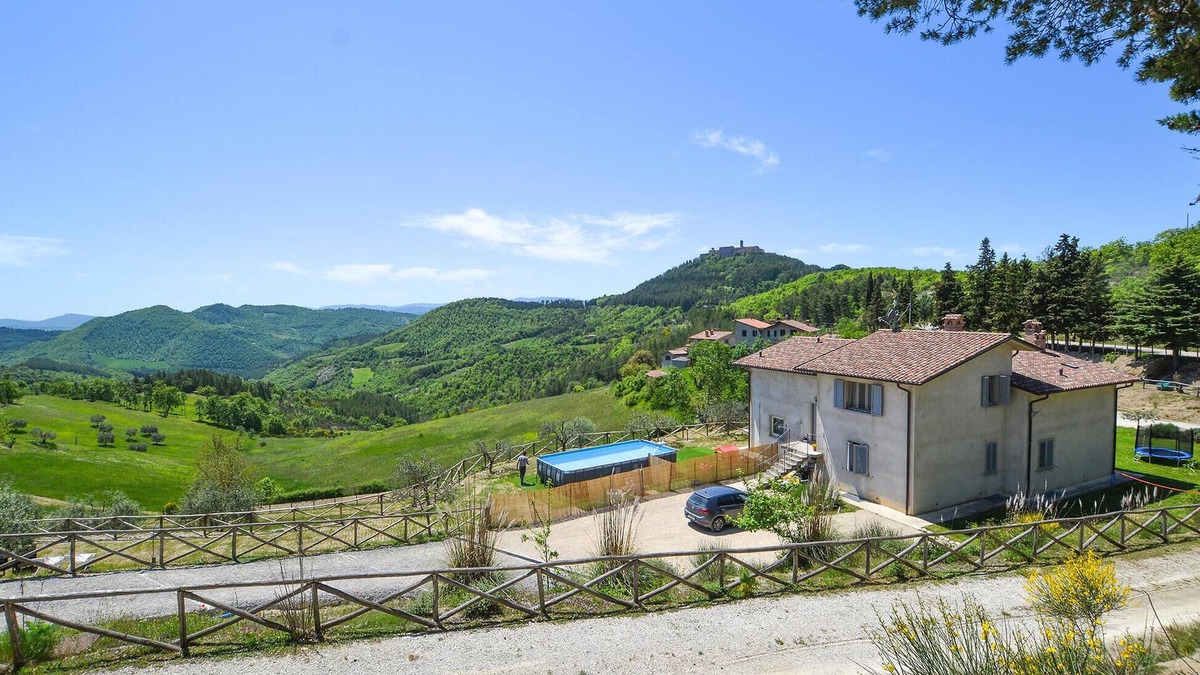 Monte Santa Maria Tiberina Apartment | Pet friendly apartment