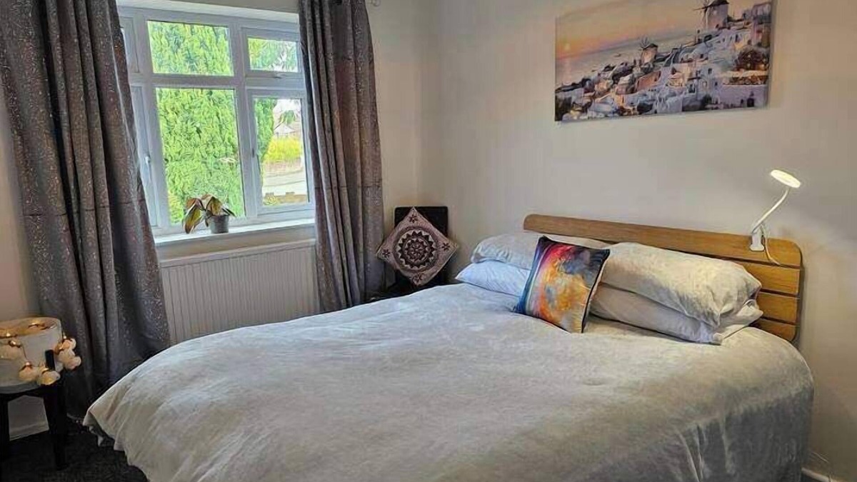 Chester House | Pet Friendly - 2 Bedrooms - 4 Guests - Parking