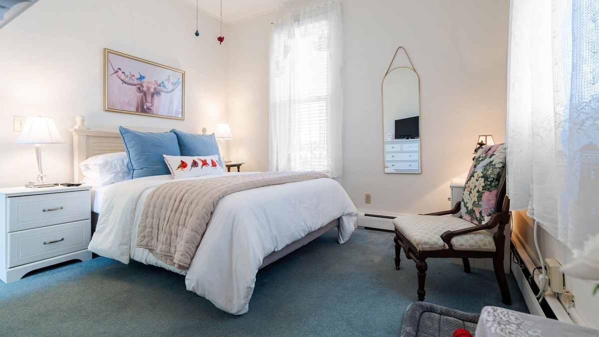 Gypsum Apartment | Pet-Friendly Victorian B&B by Lake Erie