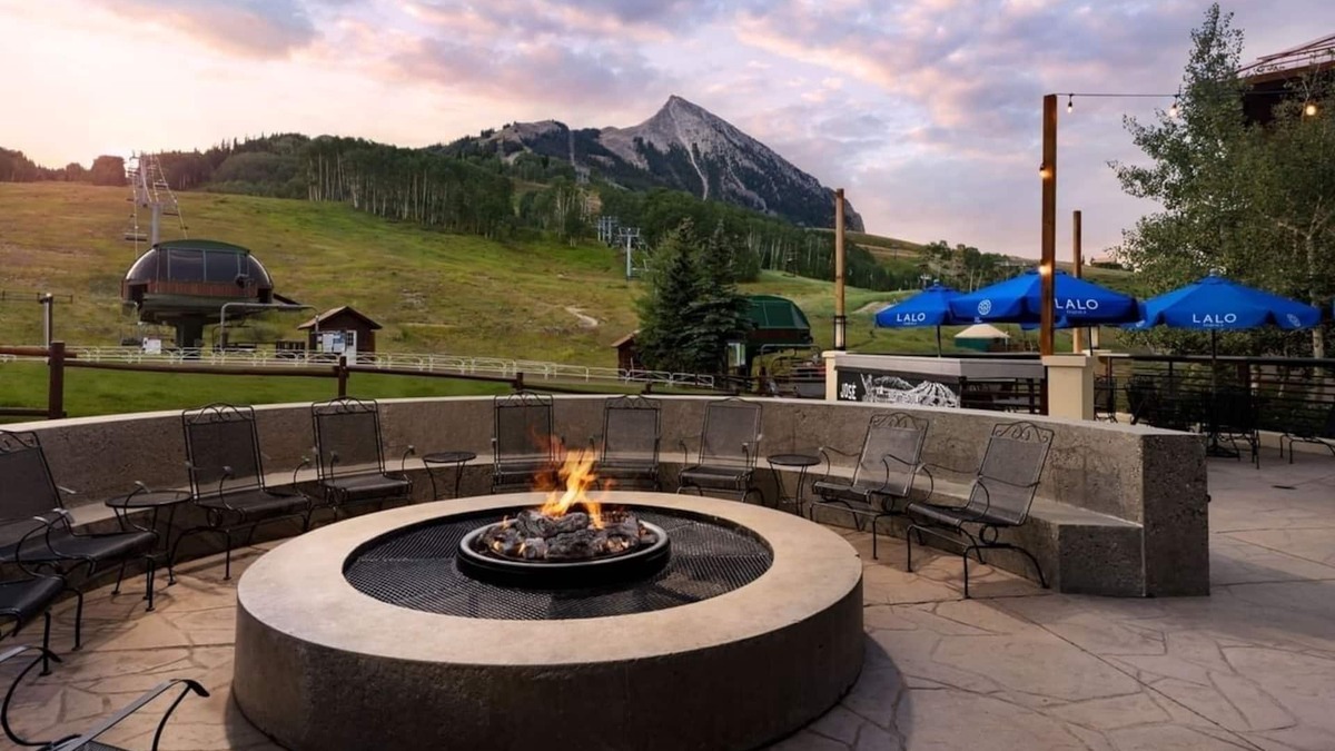 Crested Butte Hotel | Pet-Friendly Alpine Suite Perfect for Adventure Seekers, 2 Rooms w/Kitchenette