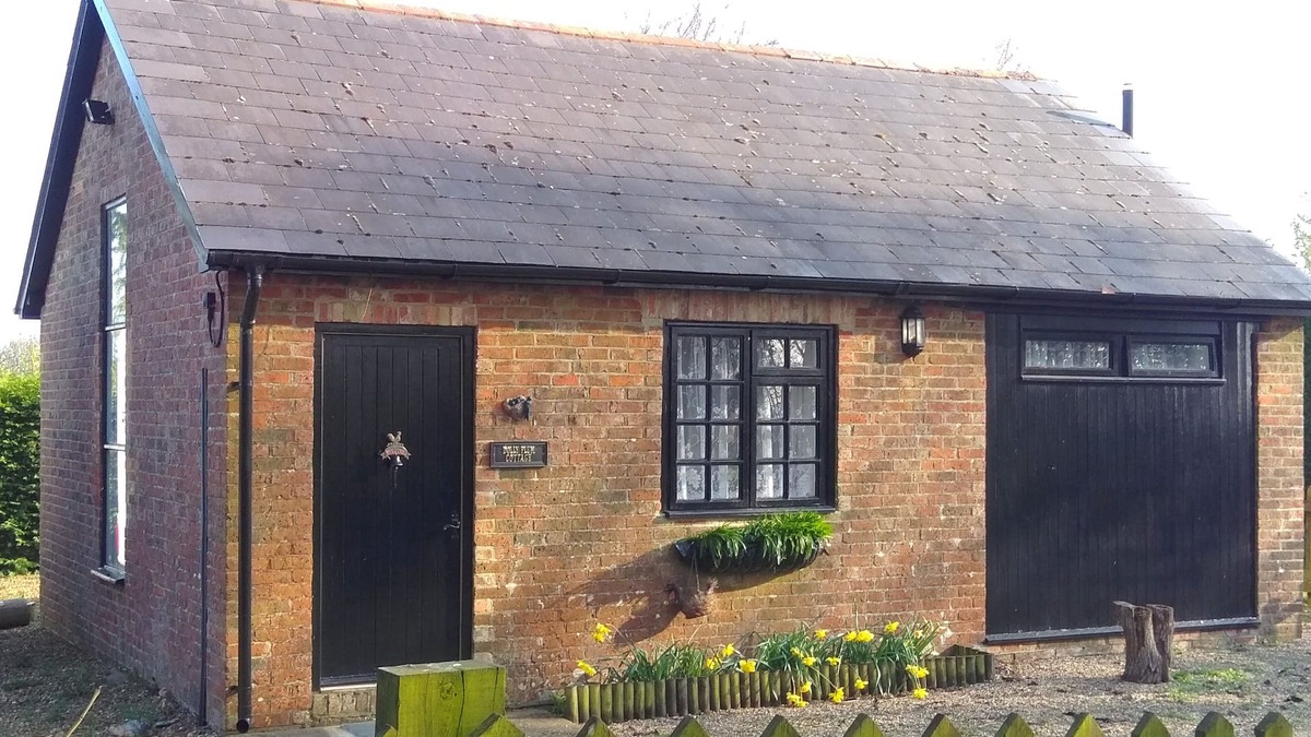 Willesborough Cottage | Pet friendly 1 bed cottage in Sellindge, Kent