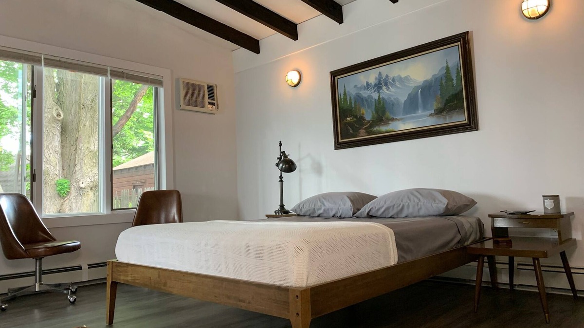 Kingston Apartment | Pet Friendly 1 BR Apartment in Uptown Kingston + Huge Backyard & Full Kitchen