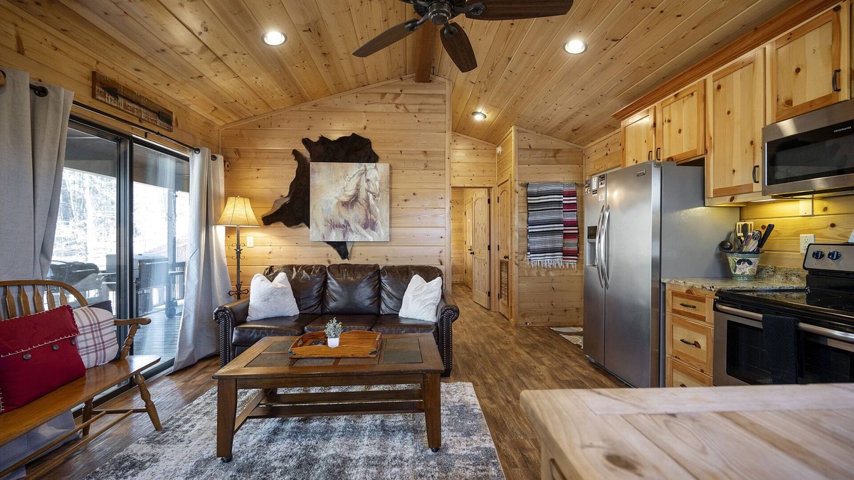 Broken Bow Cabin | Pet friendly 1 BR Cabin, Hot Tub, Fire Pit, Sleeps 4